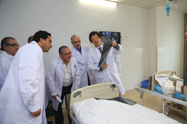 湘雅二医院血管外科主任舒畅教授带领阿根廷专家查房